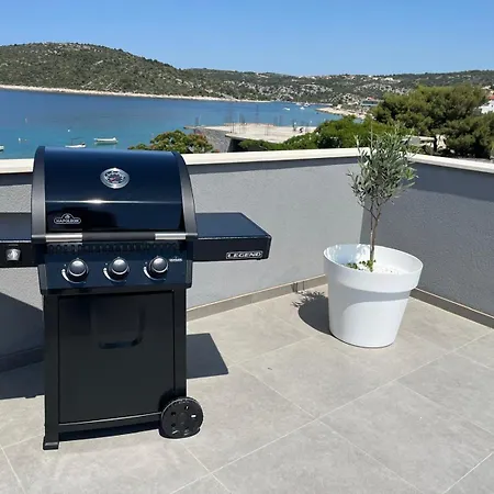 Villa Ocean Breeze With Pool Sevid