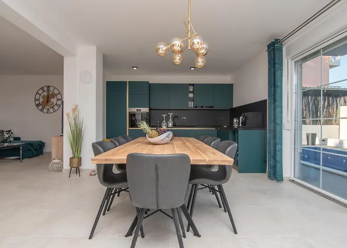 Ocean Breeze With Pool וילה *